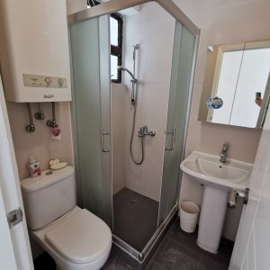 九龙又一居女生六人套间(6/9/2/21座)-城大步行9分，浸会巴士2站15分通勤，步行25分钟，学校旁的家