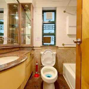 西贡东港城女生七人户型（2座）-超值五室双卫，科技大学巴士20分钟直达，楼下就是地标商场