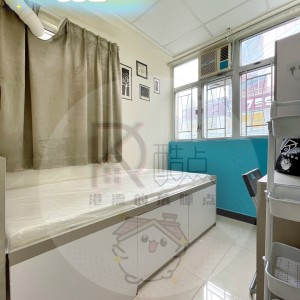 弥敦道太子大厦公寓六人套间男女生均可（3楼C室）-均有独卫，距理工巴士16分，浸会巴士6分，城大地铁两站，都会巴士14分