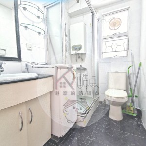 大埔新达广场4座女生六人五室双卫套间-教育大学巴士15分钟可达，中文大学地铁直达通勤25分，出门即大埔墟地铁站，周边商圈丰富生活便利