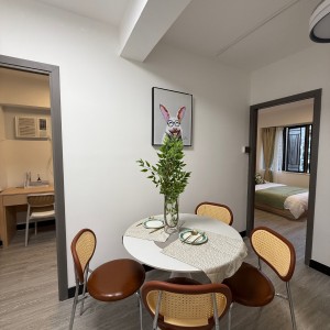 K302太子道西二楼带客厅学生公寓-楼下巴士?七分钟到城大，4站17分钟到浸会