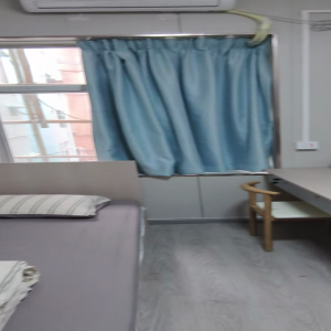 尖沙咀73号202独卫单间带家私-理工步行五分，都会巴士15分，地铁站步行5分，位置绝佳