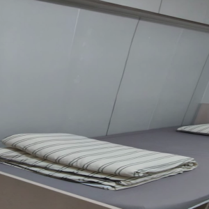 尖沙咀73号202独卫单间带家私-理工步行五分，都会巴士15分，地铁站步行5分，位置绝佳