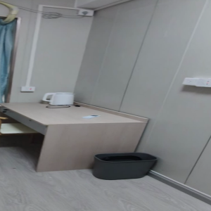 尖沙咀73号202独卫单间带家私-理工步行五分，都会巴士15分，地铁站步行5分，位置绝佳