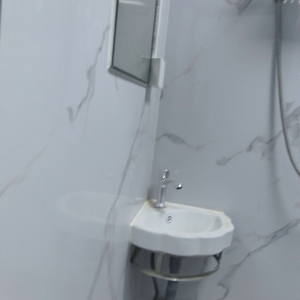 尖沙咀73号女生专属带窗单间配家私201B-理工步行五分，都会巴士15分，地铁站步行5分，位置绝佳