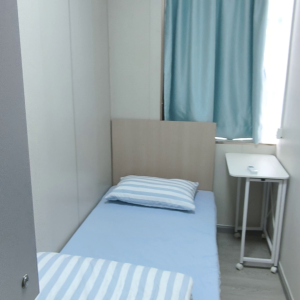 尖沙咀73号女生专属带家私打扫单间201A-理工步行五分，都会巴士15分，地铁站步行5分，位置绝佳