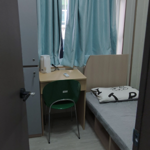 尖沙咀73号女生专属带窗单间配家私201B-理工步行五分，都会巴士15分，地铁站步行5分，位置绝佳