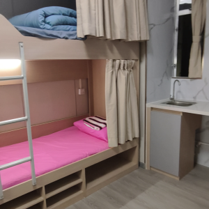 尖沙咀65号超值四人间110-超大有窗有收纳空间，理工步行5分钟，，都会大学巴士通勤15分