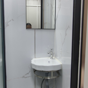 尖沙咀73号独卫带家私单间503-理工步行五分，都会巴士15分，地铁站步行5分，位置绝佳