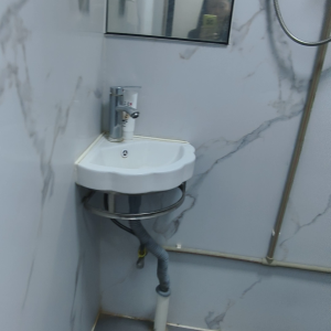 尖沙咀73号带窗男生单间501B-理工步行五分，都会巴士15分，地铁站步行5分，位置绝佳