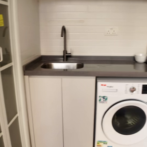 柯士甸大厦-D房 -理工只要步行400米，只要400米！近佐敦站步行可达，都会20分钟可到。有窗带家电独卫套间空间大