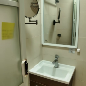 柯士甸大厦-D房 -理工只要步行400米，只要400米！近佐敦站步行可达，都会20分钟可到。有窗带家电独卫套间空间大