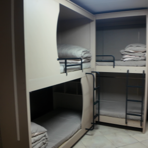 旺角通菜街139号612-精装四人间带独立卫生间，地铁步行4分，理工乘巴士11分钟可到达，工作就读都可选