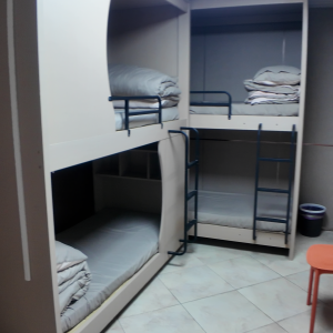 旺角通菜街139号612-精装四人间带独立卫生间，地铁步行4分，理工乘巴士11分钟可到达，工作就读都可选