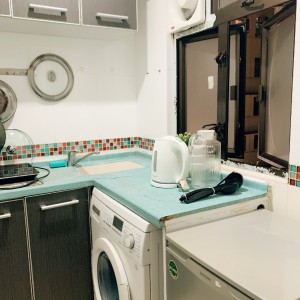 旺角繁华区荣高大厦三室一厅套间AB室-大客厅厨卫隐私性好，楼下步行4分有巴士站购物中心男生优选