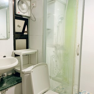 旺角繁华区荣高大厦三室一厅套间AB室-大客厅厨卫隐私性好，楼下步行4分有巴士站购物中心男生优选