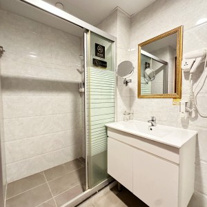 KONE独卫双人间-步行旺角地铁站🚇3分钟；油麻地地铁站🚇3分钟，理工巴士9分钟直达，15/16/17楼