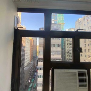 佐敦康侨大厦10楼D房studio-理工步行1公里即达，无需公共交通。都会大学巴士14分钟即达，地铁佐敦站步行100米