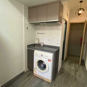 佐敦康侨大厦10楼D房studio-理工步行1公里即达，无需公共交通。都会大学巴士14分钟即达，地铁佐敦站步行100米