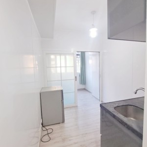 筲箕湾1楼B房studio-地铁站步行3分，港大通勤30分钟，到铜锣湾16分，工作党可选