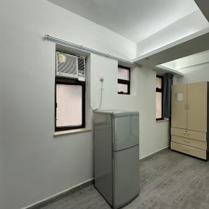 尖沙咀金马伦道6楼E房studio-巴士到理工仅需6分！步行750米！尖沙咀地铁160米，楼下很多小吃店充分满足房源后你的胃