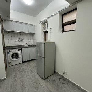 尖沙咀金马伦道6楼E房studio-巴士到理工仅需6分！步行750米！尖沙咀地铁160米，楼下很多小吃店充分满足房源后你的胃