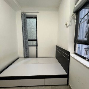 尖沙咀金马伦道4楼F房studio-巴士到理工仅需6分！步行750米！尖沙咀地铁160米，楼下很多小吃店充分满足房源后你的胃