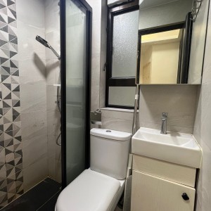 尖沙咀金马伦道4楼F房studio-巴士到理工仅需6分！步行750米！尖沙咀地铁160米，楼下很多小吃店充分满足房源后你的胃