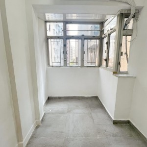 北角东发大厦5楼C房studio-地铁北角站步行3分钟，港大通勤24分钟，理工东铁线过海仅需25分钟即达。周边多巴士站、小巴站