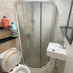 北角东发大厦5楼C房studio-地铁北角站步行3分钟，港大通勤24分钟，理工东铁线过海仅需25分钟即达。周边多巴士站、小巴站