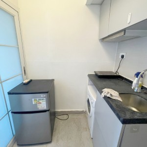 北角东发大厦5楼C房studio-地铁北角站步行3分钟，港大通勤24分钟，理工东铁线过海仅需25分钟即达。周边多巴士站、小巴站