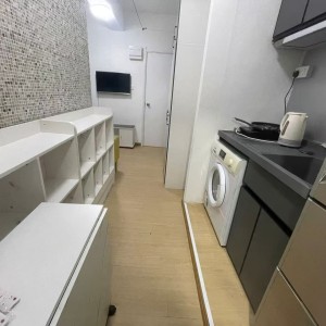 铜锣湾霎东街49号一楼C房studio-毗邻时代广场，铜锣湾地铁站A口步行2分，港大通勤20分