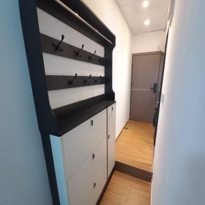 铜锣湾海宫大厦17楼E室3号房一室一厅-对面就是维多利亚港，铜锣湾地铁站D1口步行2分，香港大学通勤19分，全新配套装修时尚