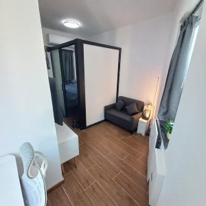 铜锣湾海宫大厦17楼E室3号房一室一厅-对面就是维多利亚港，铜锣湾地铁站D1口步行2分，香港大学通勤19分，全新配套装修时尚