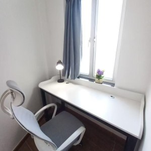 铜锣湾海宫大厦17楼E室3号房一室一厅-对面就是维多利亚港，铜锣湾地铁站D1口步行2分，香港大学通勤19分，全新配套装修时尚