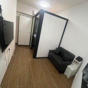 铜锣湾海宫大厦17楼E室3号房一室一厅-对面就是维多利亚港，铜锣湾地铁站D1口步行2分，香港大学通勤19分，全新配套装修时尚