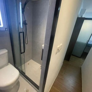 铜锣湾海宫大厦17楼E室3号房一室一厅-对面就是维多利亚港，铜锣湾地铁站D1口步行2分，香港大学通勤19分，全新配套装修时尚