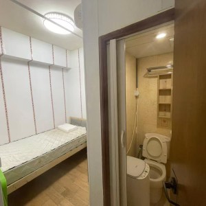 尖沙咀弥敦道金冠大厦8楼C室1号房独卫单间-步行50米即到尖沙咀地铁口，理工乘巴士10分钟即达，城大步行+港铁25分，都会大学巴士24分