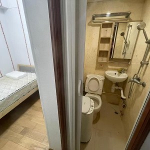 尖沙咀弥敦道金冠大厦8楼C室1号房独卫单间-步行50米即到尖沙咀地铁口，理工乘巴士10分钟即达，城大步行+港铁25分，都会大学巴士24分
