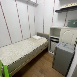 尖沙咀弥敦道金冠大厦8楼C室1号房独卫单间-步行50米即到尖沙咀地铁口，理工乘巴士10分钟即达，城大步行+港铁25分，都会大学巴士24分