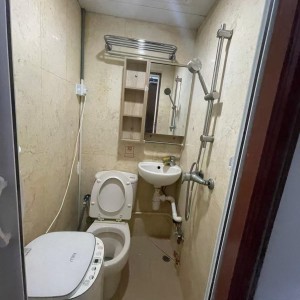 尖沙咀弥敦道金冠大厦8楼C室1号房独卫单间-步行50米即到尖沙咀地铁口，理工乘巴士10分钟即达，城大步行+港铁25分，都会大学巴士24分