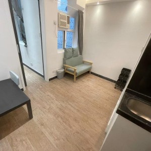 佐敦弥敦道金陵大厦9楼A室8号房-一房两厅带独卫，出门就是佐敦地铁站，理工步行+巴士7分钟即达，纯步行850米；都会地铁+步行22分钟到校，城大23分钟，浸会地铁+巴士25分钟