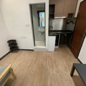 佐敦弥敦道金陵大厦9楼A室8号房-一房两厅带独卫，出门就是佐敦地铁站，理工步行+巴士7分钟即达，纯步行850米；都会地铁+步行22分钟到校，城大23分钟，浸会地铁+巴士25分钟