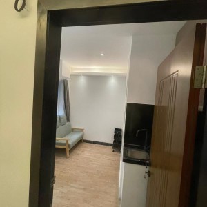 佐敦弥敦道金陵大厦9楼A室8号房-一房两厅带独卫，出门就是佐敦地铁站，理工步行+巴士7分钟即达，纯步行850米；都会地铁+步行22分钟到校，城大23分钟，浸会地铁+巴士25分钟