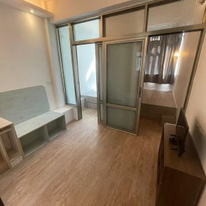 佐敦弥敦道金陵大厦9楼A室7号房-两室一厅，出门就是佐敦地铁站，理工步行+巴士7分钟即达，纯步行850米；都会地铁+步行22分钟到校，城大23分钟，浸会地铁+巴士25分钟