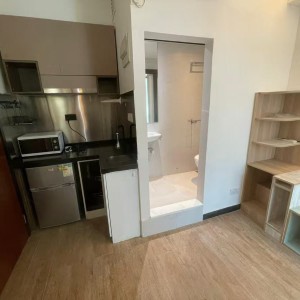 佐敦弥敦道金陵大厦9楼A室7号房-两室一厅，出门就是佐敦地铁站，理工步行+巴士7分钟即达，纯步行850米；都会地铁+步行22分钟到校，城大23分钟，浸会地铁+巴士25分钟