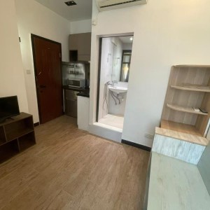 佐敦弥敦道金陵大厦9楼A室7号房-两室一厅，出门就是佐敦地铁站，理工步行+巴士7分钟即达，纯步行850米；都会地铁+步行22分钟到校，城大23分钟，浸会地铁+巴士25分钟