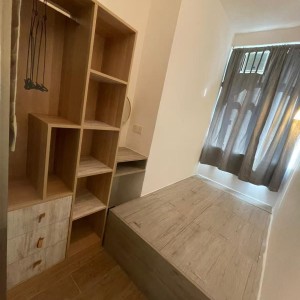 佐敦弥敦道金陵大厦9楼A室7号房-两室一厅，出门就是佐敦地铁站，理工步行+巴士7分钟即达，纯步行850米；都会地铁+步行22分钟到校，城大23分钟，浸会地铁+巴士25分钟