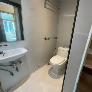 佐敦弥敦道金陵大厦9楼A室7号房-两室一厅，出门就是佐敦地铁站，理工步行+巴士7分钟即达，纯步行850米；都会地铁+步行22分钟到校，城大23分钟，浸会地铁+巴士25分钟