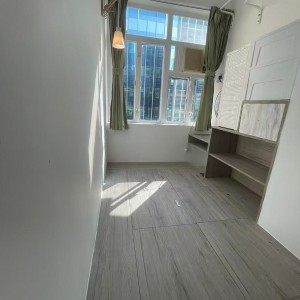 佐敦弥敦道金陵大厦9楼A室7号房-两室一厅，出门就是佐敦地铁站，理工步行+巴士7分钟即达，纯步行850米；都会地铁+步行22分钟到校，城大23分钟，浸会地铁+巴士25分钟